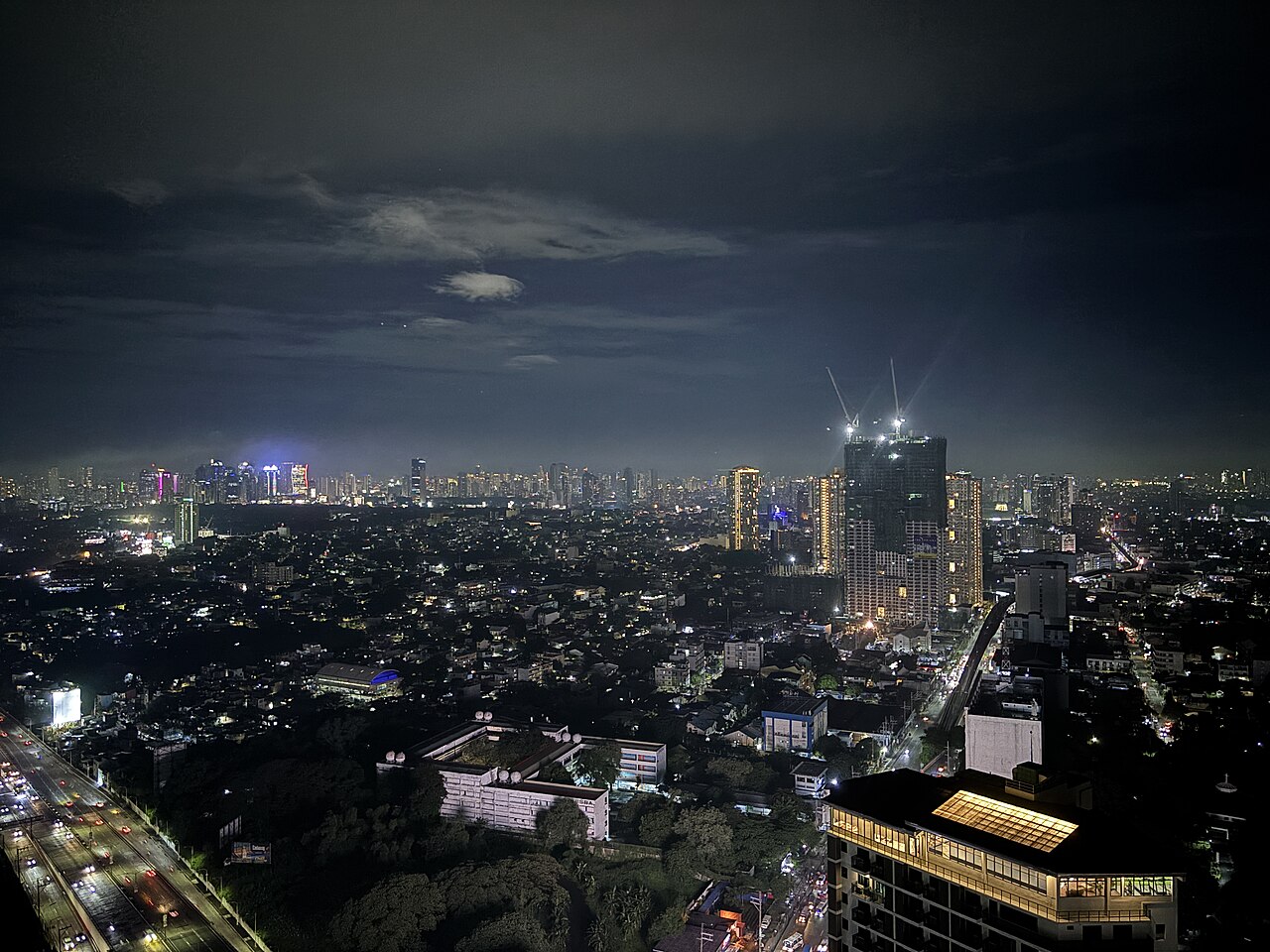 Gedung kota bercahaya pada malam hari